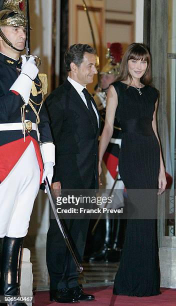 French President Nicolas Sarkozy and First lady Carla Bruni-Sarkozy wait for the arrival of Chinese President attending a state dinner honouring...