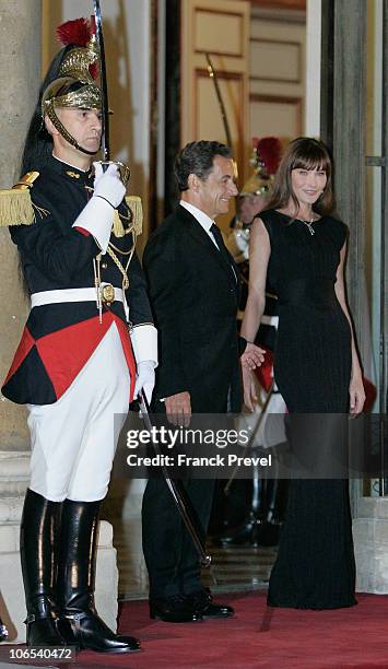 French President Nicolas Sarkozy and First lady Carla Bruni-Sarkozy wait for the arrival of Chinese President attending a state dinner honouring...