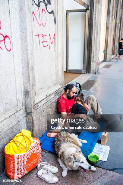 problema immigrazione a milano - mendicante foto e immagini stock