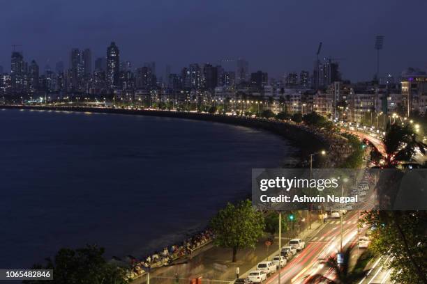 wide shot of marine drive, mumbai at dusk - marine drive stock pictures, royalty-free photos & images