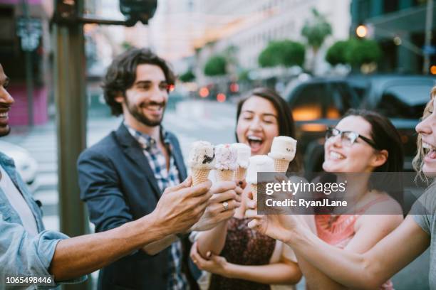 freunde teilen eis creme zapfen in downtown la - essen stadt stock-fotos und bilder