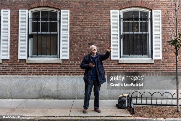 new york city leven voor een senior man - zwaaien stockfoto's en -beelden