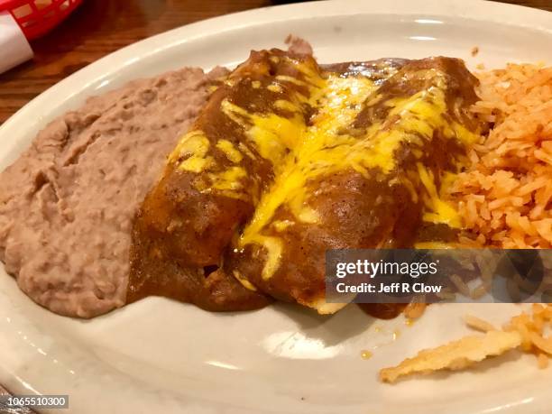 tamale plate with chili cheese sauce and refried beans - tamal de maíz fotografías e imágenes de stock