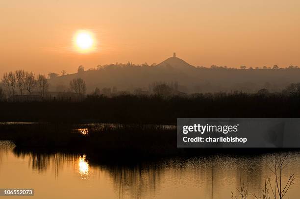 glastonbury tor england bei sonnenuntergang - glastonbury somerset stock-fotos und bilder