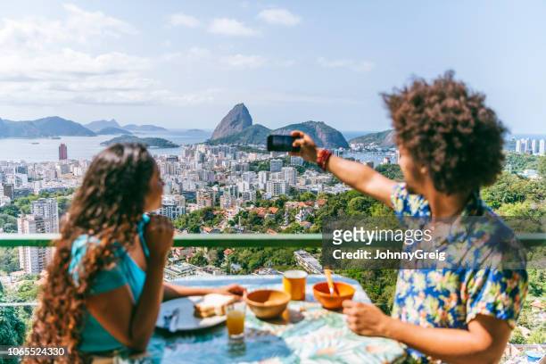 paar auf hotelbalkon mit kamera-handy, rio de janeiro - breakfast with view stock-fotos und bilder