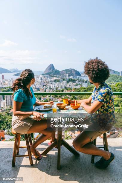 couple looking at view of sugar loaf mountain - table top imagens e fotografias de stock