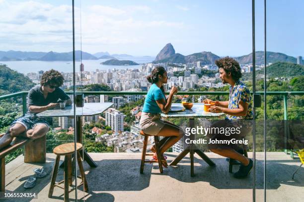 pareja brasileña en terraza, pão de açúcar en fondo - rio de janeiro fotografías e imágenes de stock