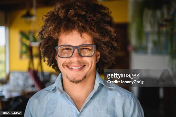 カメラに向かって笑みを浮かべてガラスのブラジル人 - braces man ストックフォトと画像