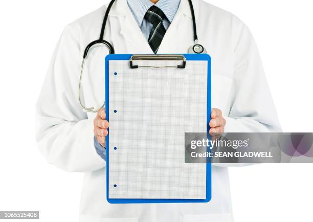 doctor with graph paper on clipboard - general practitioner imagens e fotografias de stock