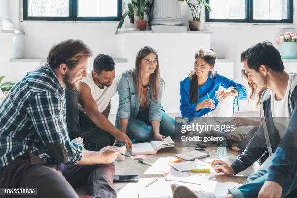 junge leute sitzen auf stock zu diskutieren - tauschen stock-fotos und bilder