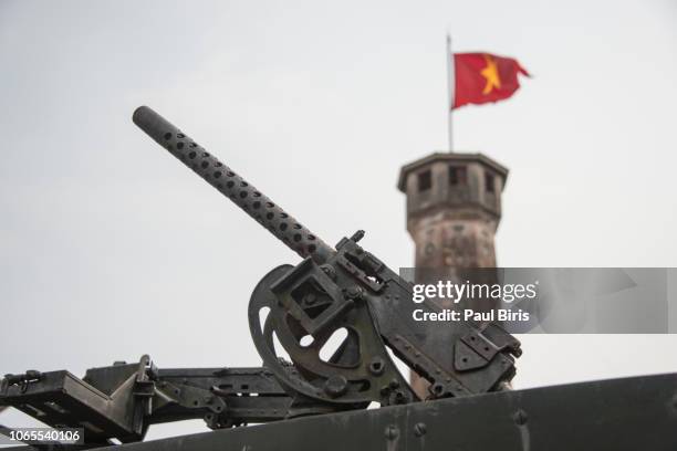 vietnamese flag flying at hanoi citadel, flag tower of hanoi, vietnam - antiga-união-soviética - fotografias e filmes do acervo
