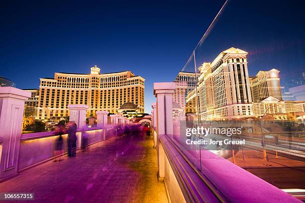 pedestrian bridge over las vegas boulevard (dusk) - las vegas strip stockfoto's en -beelden