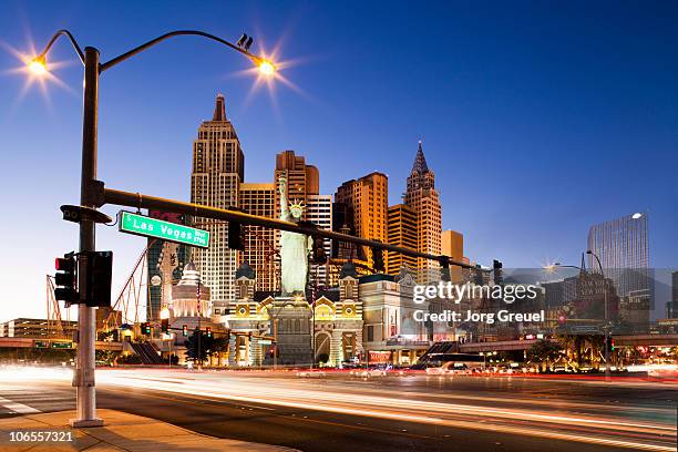 new york new york hotel and casino (dusk) - new york new york hotel las vegas - fotografias e filmes do acervo