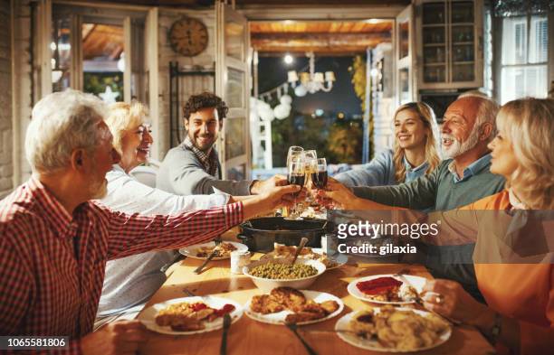 familie na thanksgiving diner. - senior young woman stockfoto's en -beelden