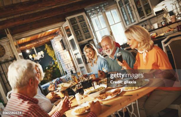 familie na thanksgiving diner. - adults only stockfoto's en -beelden