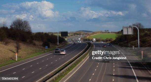 highway bending through hilly landscape - motorvägen m1 bildbanksfoton och bilder