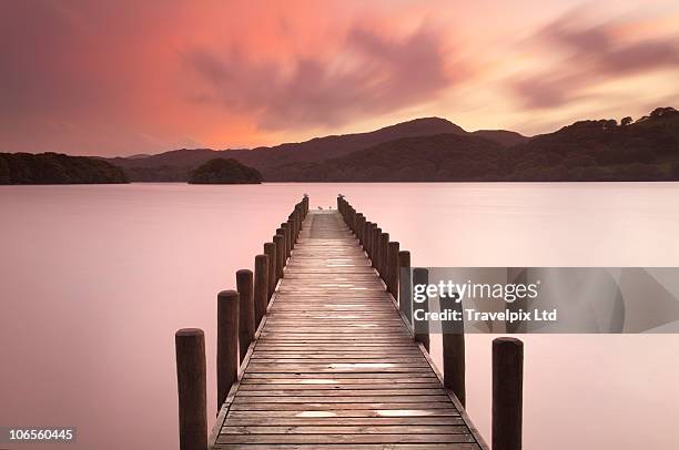 wooden landing jetty on coniston water - see coniston water stock-fotos und bilder