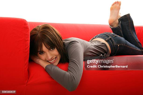rote sofa schönheit - beautiful barefoot girls stock-fotos und bilder