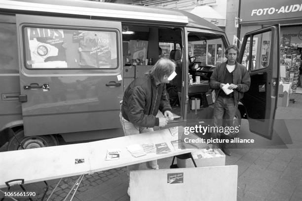 Thomas Blankenhorn of the AIDS Relief Frankfurt and is street workers. He answers to questions of citizens and explains, how they can avoid AIDS....