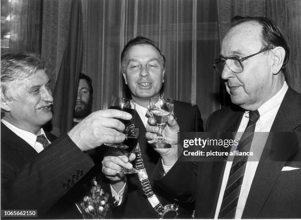 German Foreign Minister Hans-Dietrich Genscher , Nuremberg Mayor Peter Schönlein and Czechoslovakian Foreign Minister Jiri Dienstbier raise a glass...