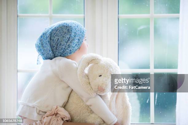 girl with cancer - childhood cancer stock pictures, royalty-free photos & images