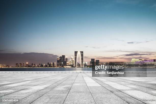 empty parking lot by lakeside,urban skyline background,suzhou - 蘇州 個照片及圖片檔