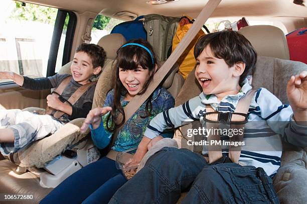 three siblings in back seat of car - family inside car - fotografias e filmes do acervo
