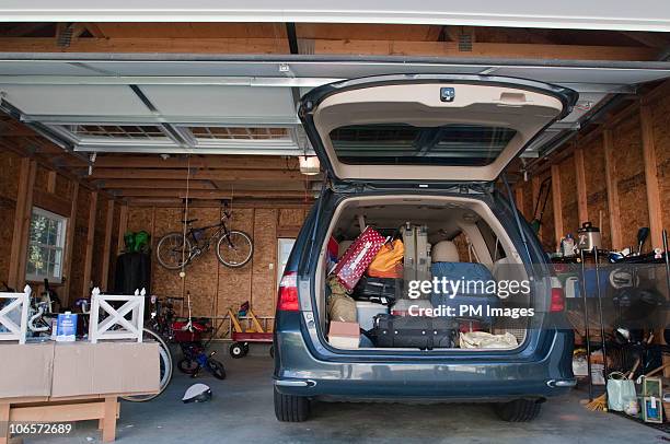 mini-van packed for trip - home garage no people fotografías e imágenes de stock