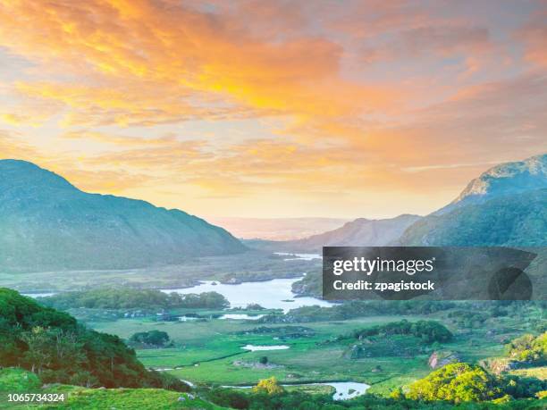lakes of killarney at sunset - anillo de kerry fotografías e imágenes de stock