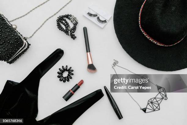 flat lay fashion black accessories for blogger stylish woman - black purse stockfoto's en -beelden