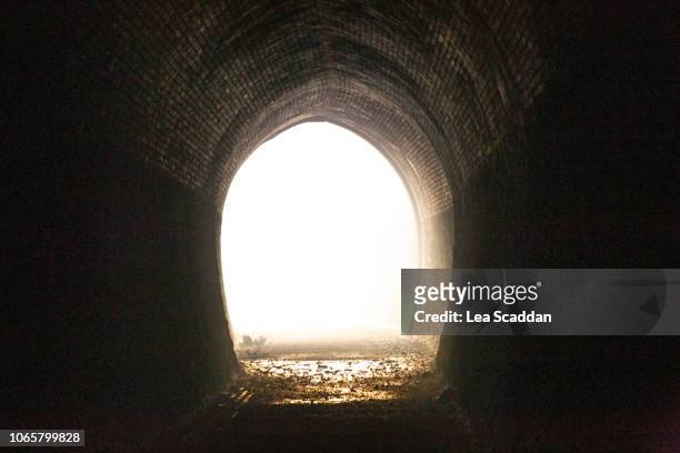 at the end of a tunnel - light at the end of the tunnel - fotografias e filmes do acervo