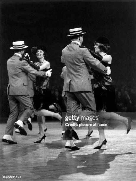 Couples dance Charleston on stage of the Deutschlandhalle in Berlin on the 23rd of March in 1963. | usage worldwide