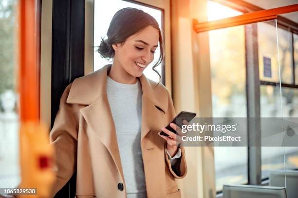 checking my transit app - hora de ponta papel humano imagens e fotografias de stock