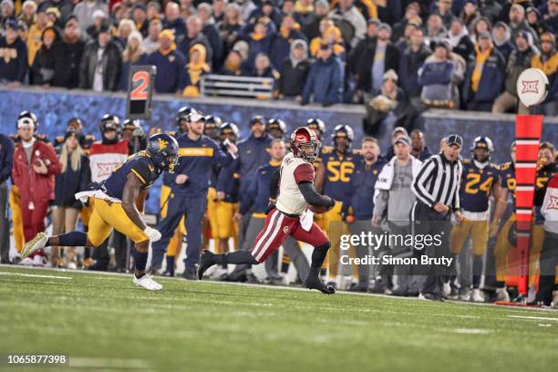 Oklahoma QB Kyler Murray in action, rushing vs West Virginia at Mountaineer Field at Milan Puskar Stadium. Morgantown, WV CREDIT: Simon Bruty