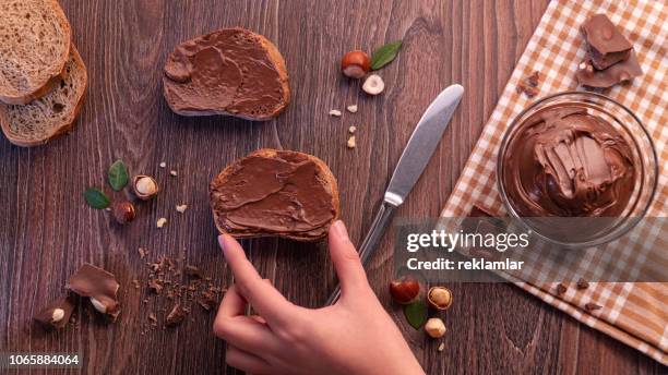 fette di pane con crema al cioccolato noci e coltello. - hazelnut meal foto e immagini stock