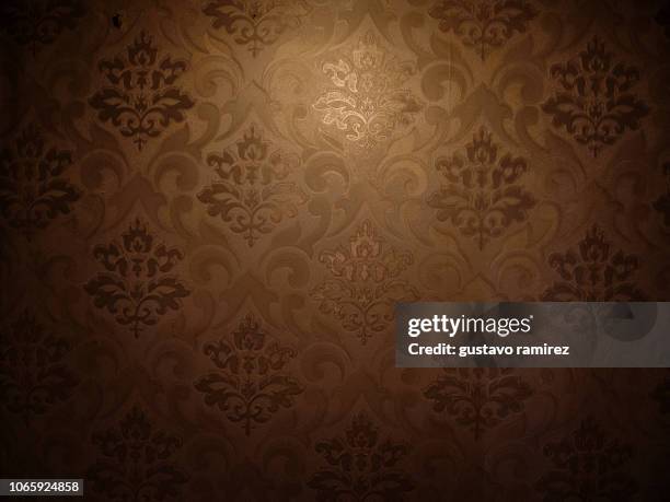 wall with floral texture - victorian backgrounds imagens e fotografias de stock