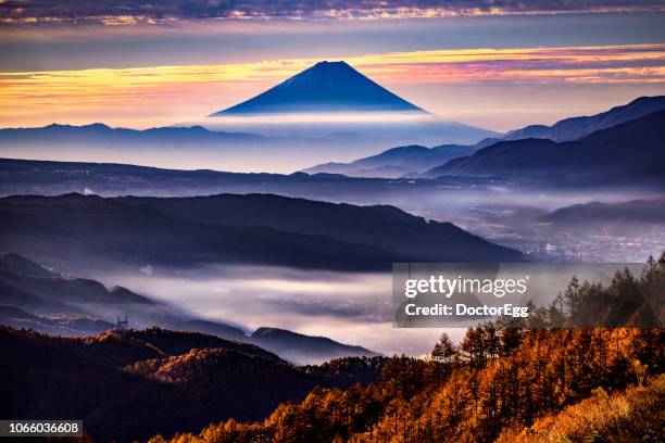 beautiful sunrise view of mountain fuji with morning mist and suwa lake with cloud at nagano prefecture in autumn season - koshin'etsu region photos et images de collection