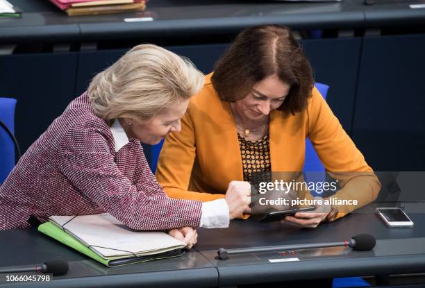 November 2018, Berlin: Ursula von der Leyen , Minister of Defence, and Katarina Barley , Federal Minister of Justice, jointly look at a smartphone...