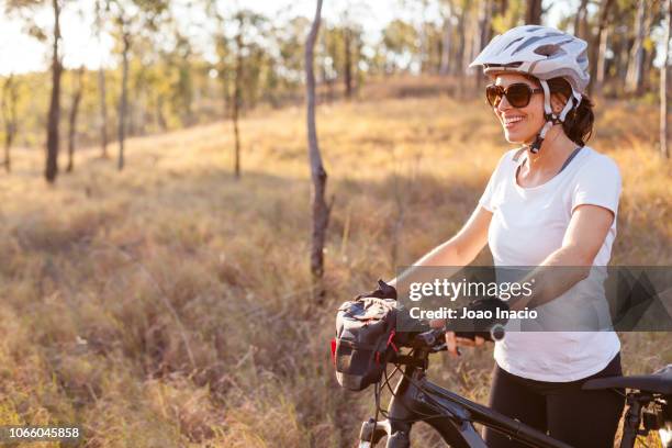 solo woman bike-packing in remote australia - panier stock-fotos und bilder