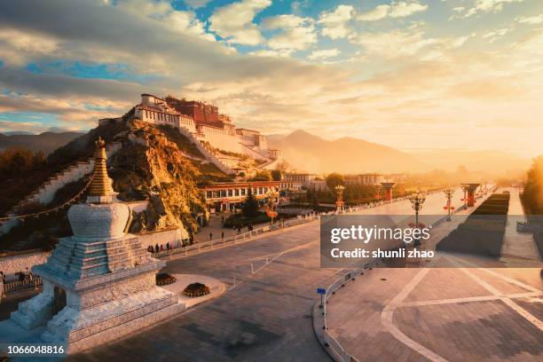 potala palace in lhasa, tibet, china - lhasa stock pictures, royalty-free photos & images