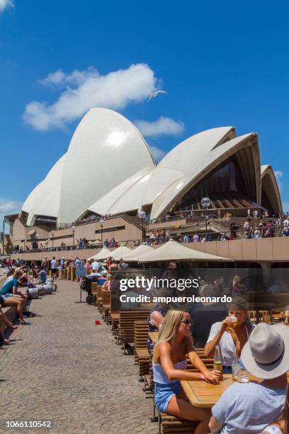 sydney opera house - tourist sydney stockfoto's en -beelden