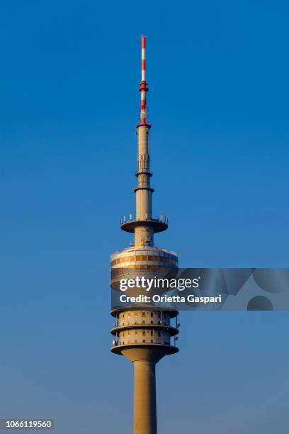 münchen, olympiaturm - olympiaturm (bayern, deutschland) - olympiaturm stock-fotos und bilder
