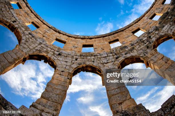 roman colosseum in pula at croatia with blue sky. - coliseo romano fotografías e imágenes de stock