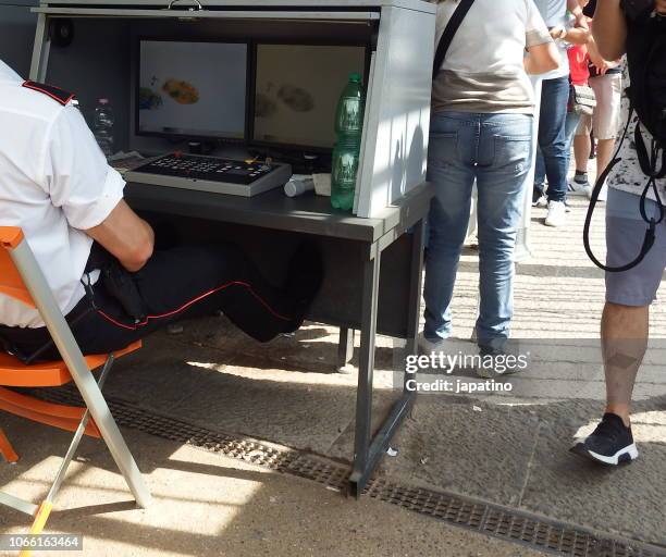 security controls at the entrance to the roman forum - carabinieri stockfoto's en -beelden