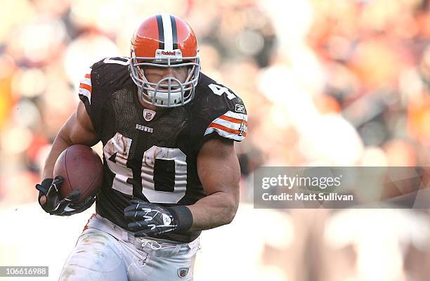 Running back Peyton Hillis of the Cleveland Browns runs the ball against the New England Patriots at Cleveland Browns Stadium on November 7, 2010 in...