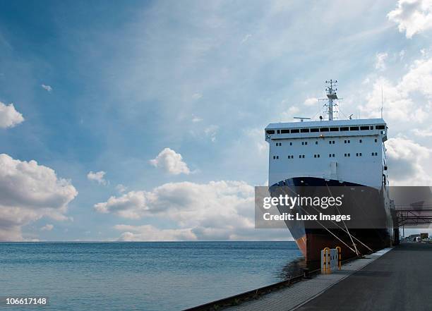 ship in harbour - dock fotografías e imágenes de stock