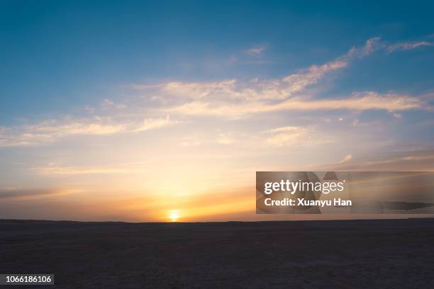 sunrise cloudscape with yellow sky - horizon over land - fotografias e filmes do acervo