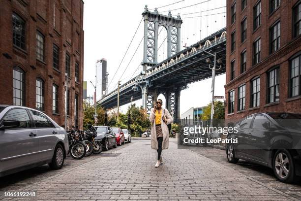 schöne junge frau in new york city - brooklyn new york stock-fotos und bilder