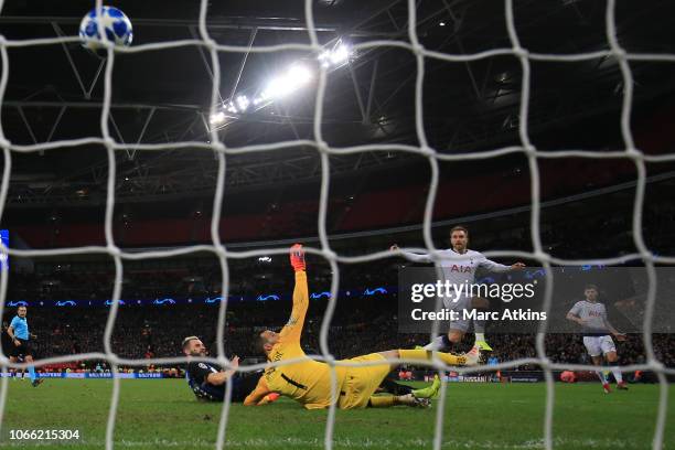 Christian Eriksen of Tottenham Hotspur scores the winning goal during the Group B match of the UEFA Champions League between Tottenham Hotspur and FC...