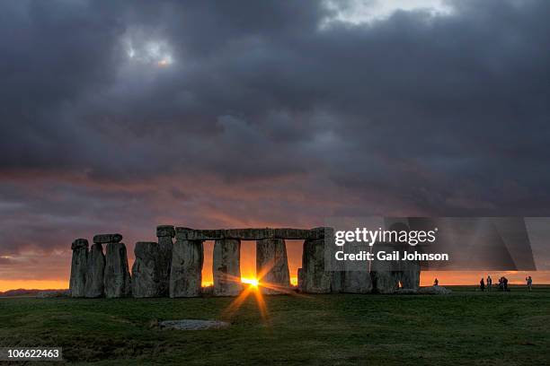 stonehenge sunset - stonehenge stock-fotos und bilder